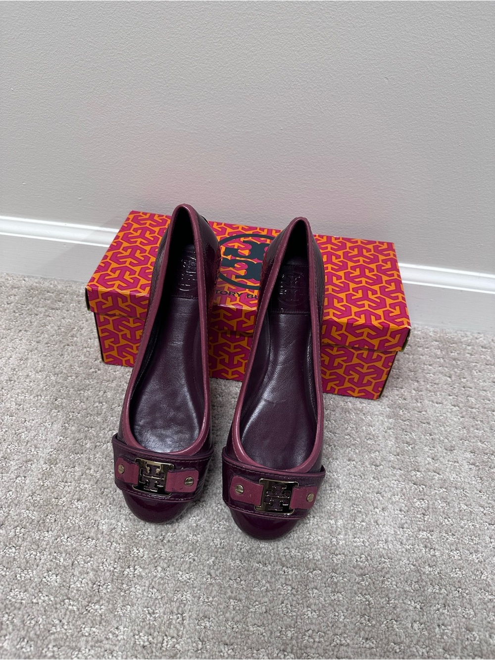 NWT Tory Burch Burgundy Leather Ballet Flats with Logo Buckle
